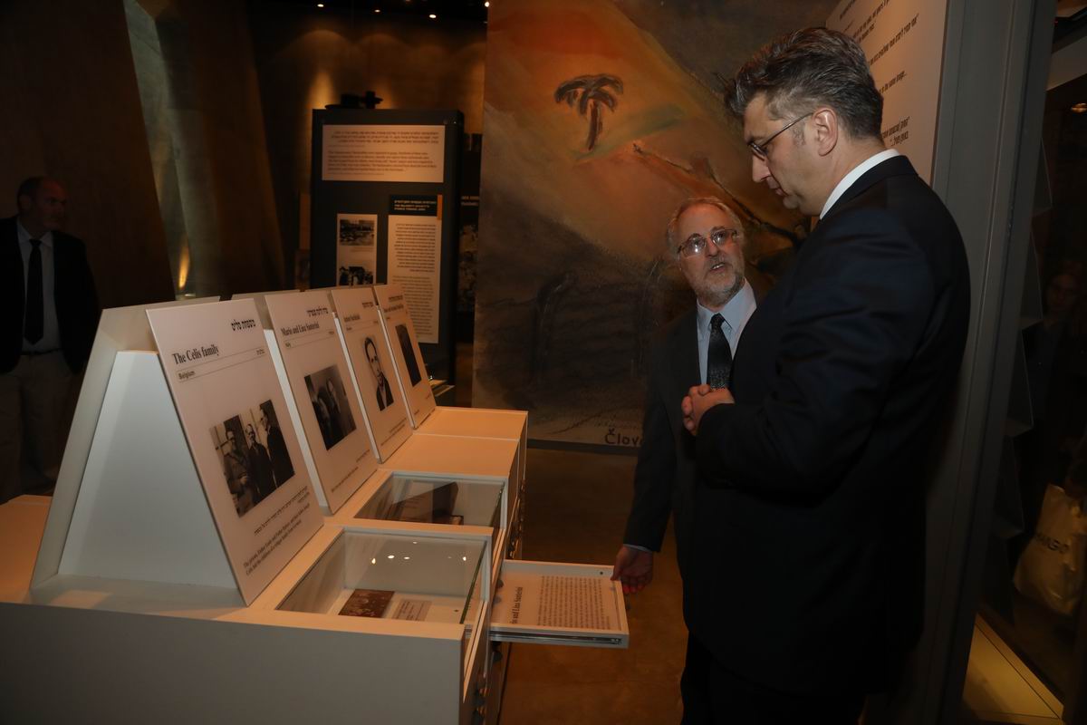 Prime Minister Plenković was guided through the Museum by Director of the Yad Vashem Libraries, Dr. Robert Rozett
